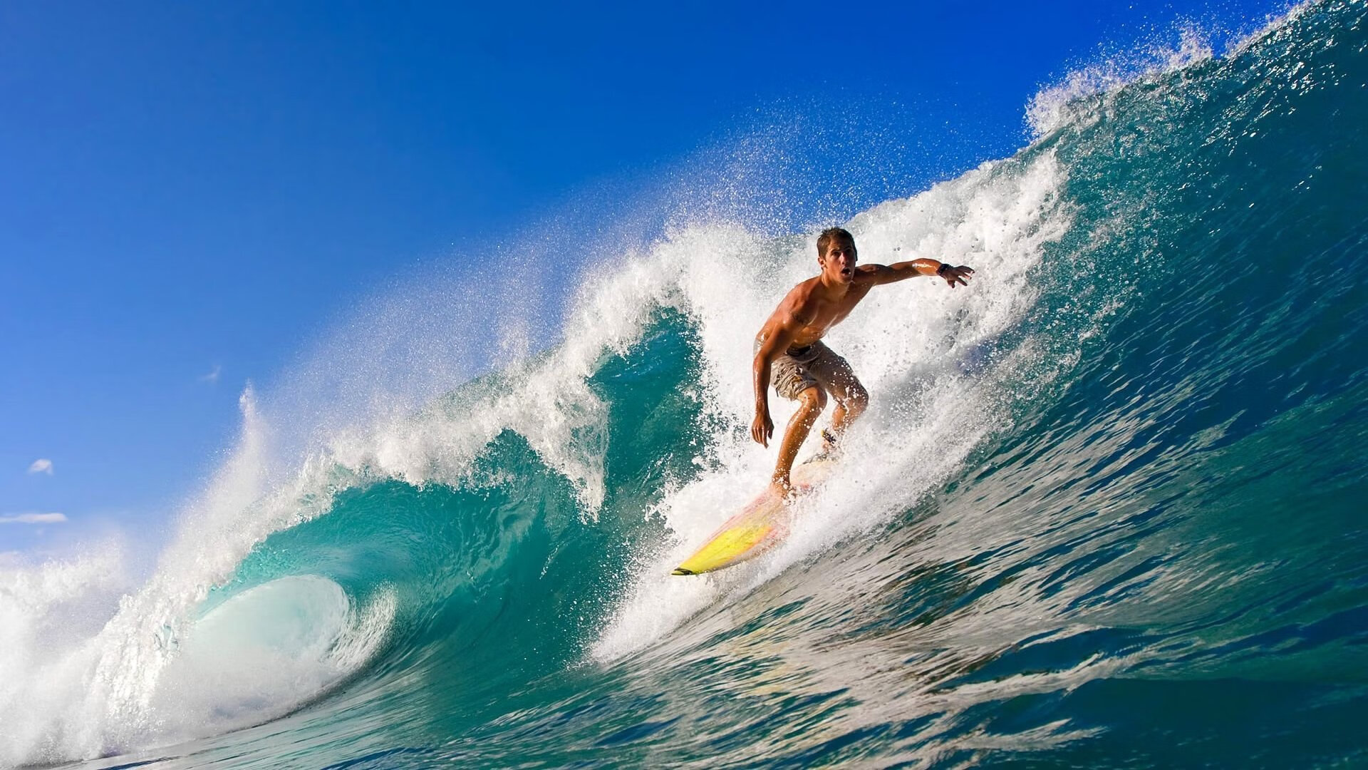 足球场上的横扫与乒乓球台的扛起，体育精神的双重奏